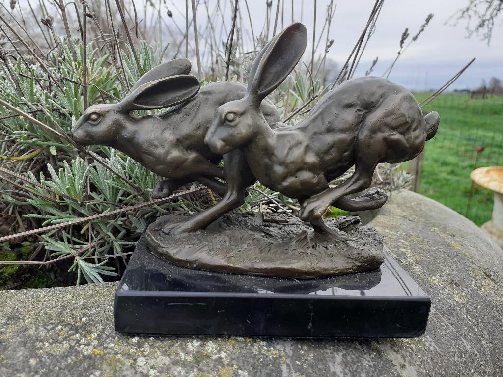BRONZE ANIMALIER SIGNE (la course du lièvre), Antiquités & Art, Antiquités | Bronze & Cuivre, Bronze, Enlèvement ou Envoi