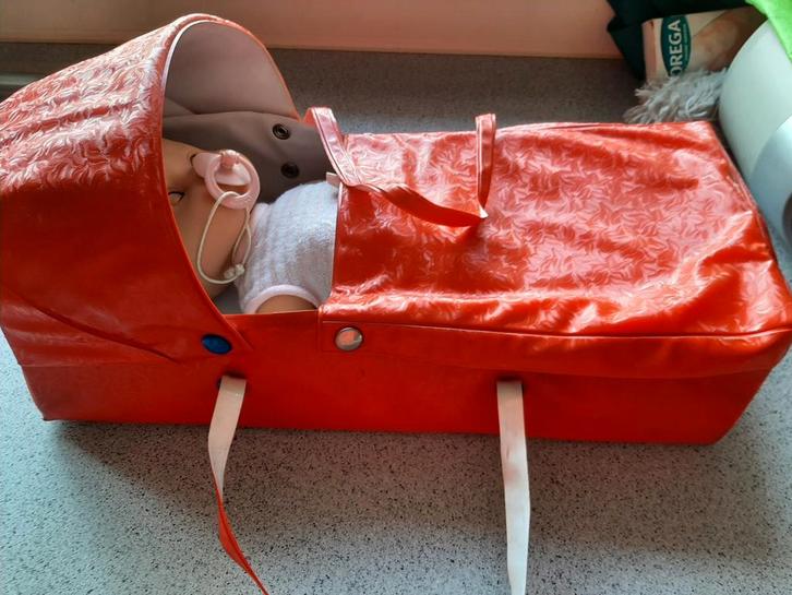 Babypop met rode retro draagwieg jaren '70, Kinderen en Baby's, Speelgoed | Poppen, Gebruikt, Babypop, Ophalen of Verzenden