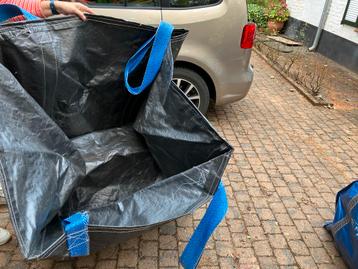 Grote zakken voor allerhande afval. Blauwe zakken merk De Py beschikbaar voor biedingen