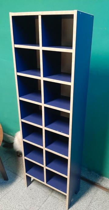 Blauw opberkastje beschikbaar voor biedingen