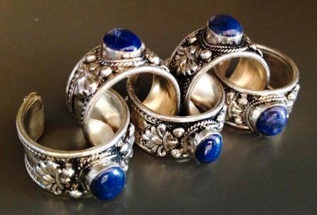 Tibetaans zilveren ring met Lapis Lazuli en Lotus, Bijoux, Sacs & Beauté, Bagues, Neuf, Argent, Argent, Enlèvement ou Envoi