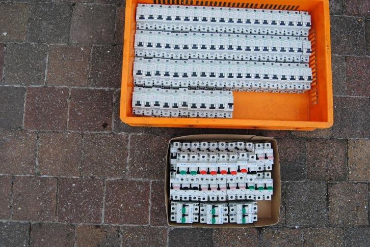 Enkelpolige zekeringen met hulpcontact Schneider / Eaton, Doe-het-zelf en Bouw, Elektriciteit en Kabels, Zo goed als nieuw, Ophalen of Verzenden