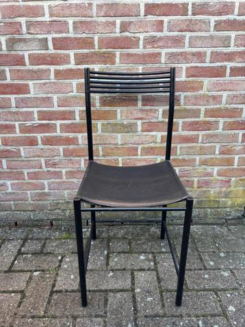 Vintage design stoelen beschikbaar voor biedingen