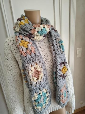 Extra lange en warme granny square sjaal   beschikbaar voor biedingen