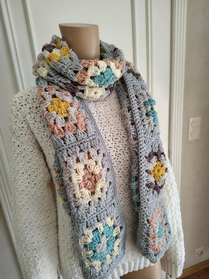 Extra lange en warme granny square sjaal, Kleding | Dames, Mutsen, Sjaals en Handschoenen, Nieuw, Sjaal, Verzenden