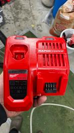 Milwaukee oplader m18 en 12, Bricolage & Construction, Enlèvement, Comme neuf