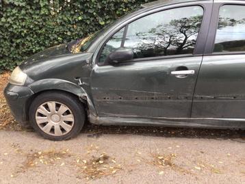 Schade auto beschikbaar voor biedingen