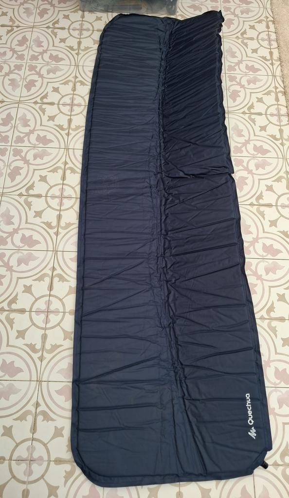 Slaapmat Quechua zelfopblaasbaar, Caravanes & Camping, Tapis de couchage, Enlèvement, Comme neuf