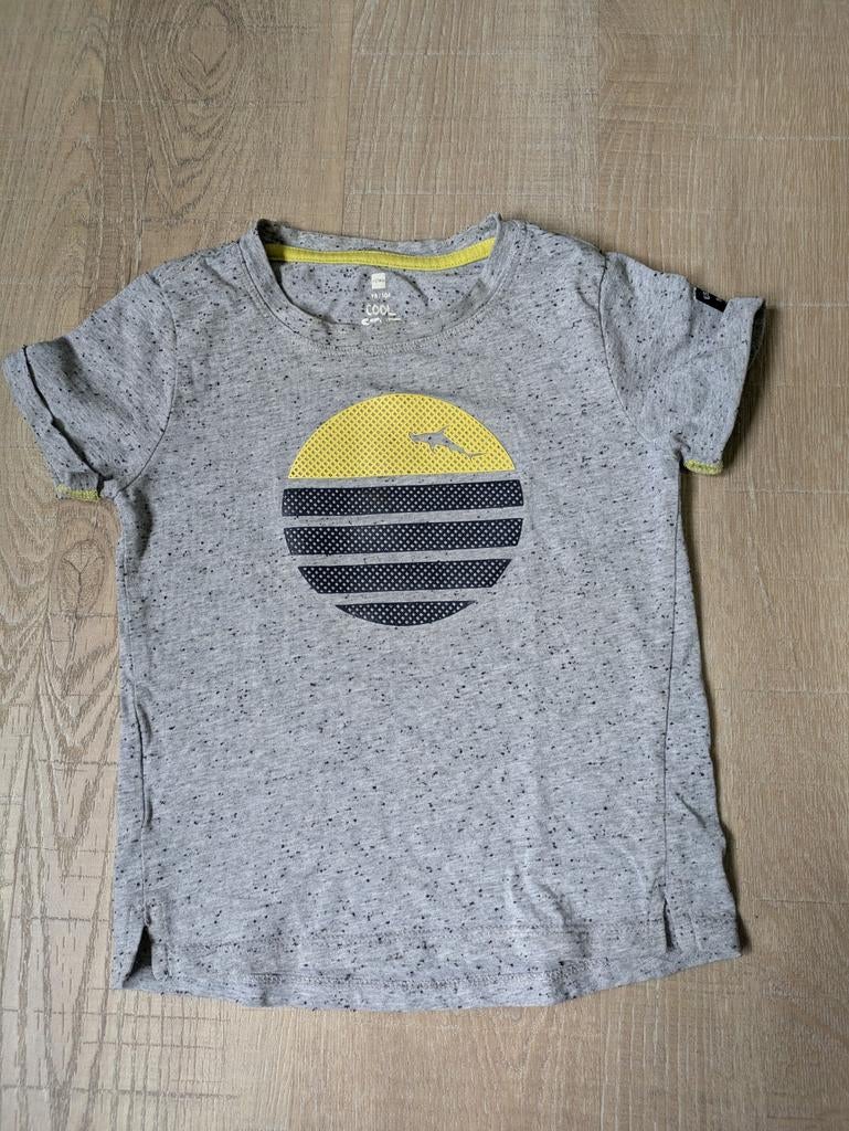 T-shirt maat 98/104 met reliëf tekening, Kinderen en Baby's, Kinderkleding | Maat 98, Gebruikt, Ophalen of Verzenden, Shirt of Longsleeve