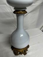 Lampe à pétrole ancienne en verre opalin blanc, Enlèvement ou Envoi
