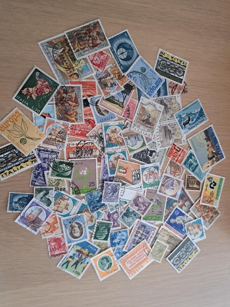 Lot de 83 timbres Italie datant d'avant 1975, Enlèvement ou Envoi, Affranchi