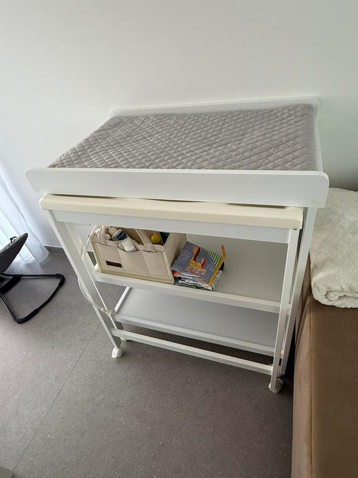 Verzorgingstafel met ingebouwd bad – zo goed als nieuw!, Kinderen en Baby's, Badjes en Verzorging, Zo goed als nieuw, Ophalen of Verzenden