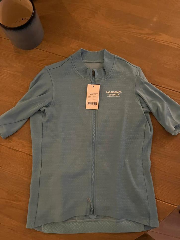 Nieuwe Fietstenue Pas Normal Studios Escapism Large, Vélos & Vélomoteurs, Accessoires vélo | Vêtements de cyclisme, Neuf, Vêtements d'extérieur