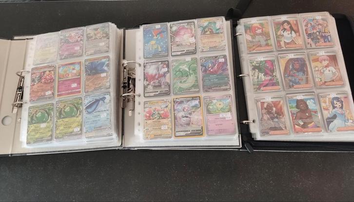 Opkoper gezocht‼️3mappen Hits pokemon, Hobby & Loisirs créatifs, Jeux de cartes à collectionner | Pokémon, Enlèvement