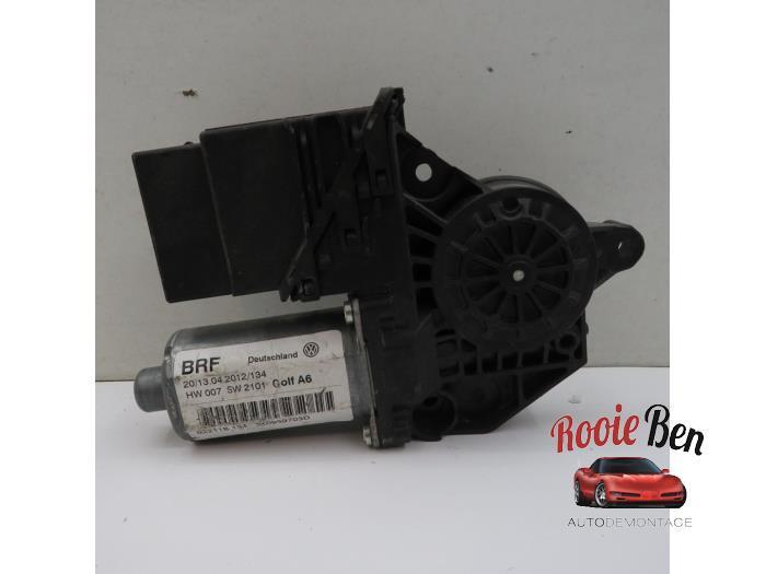 Moteur de vitre portière d'un Volkswagen Golf, Autos : Pièces & Accessoires, Carrosserie & Tôlerie, Volkswagen, Utilisé, 3 mois de garantie