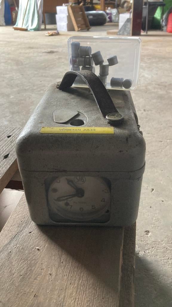 Oude constateur met capsules, Ophalen