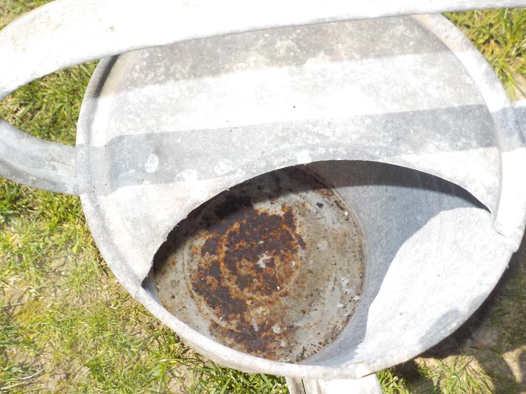 Zinken gieter als decoratie of bloempot, Ophalen