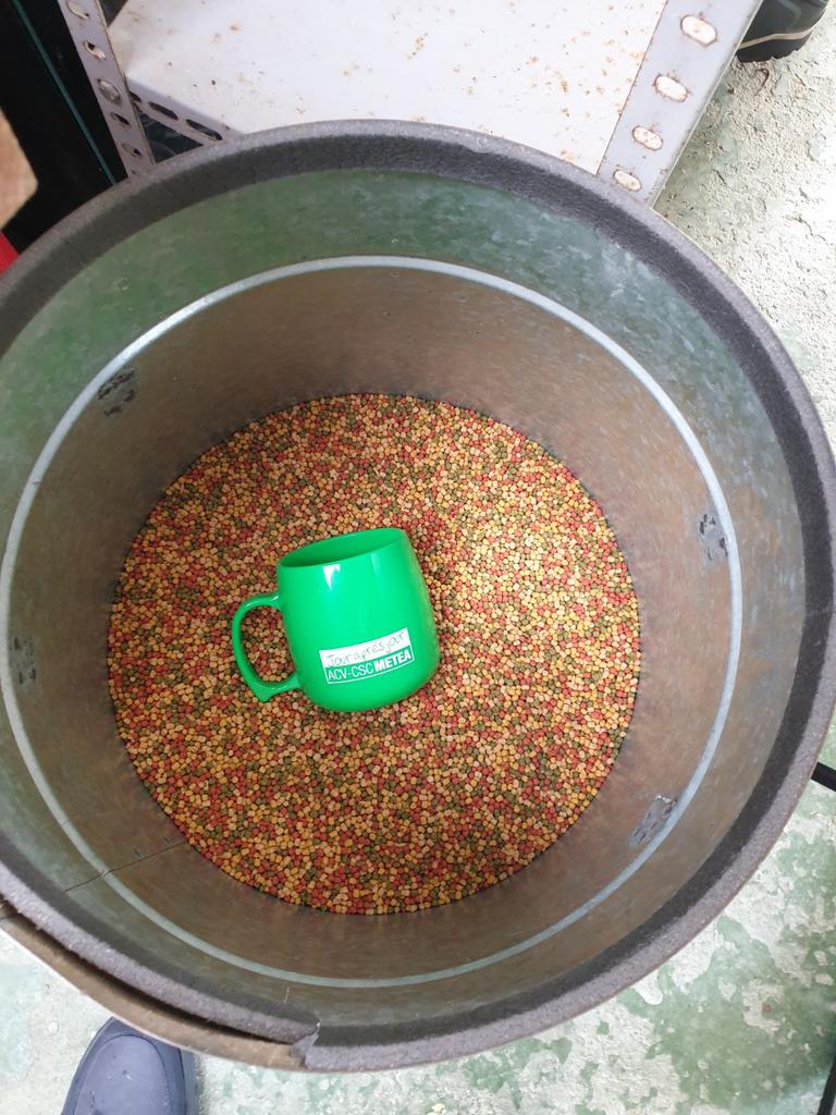 Visvoeder was grote zak voeder bijna niks van gebruikt