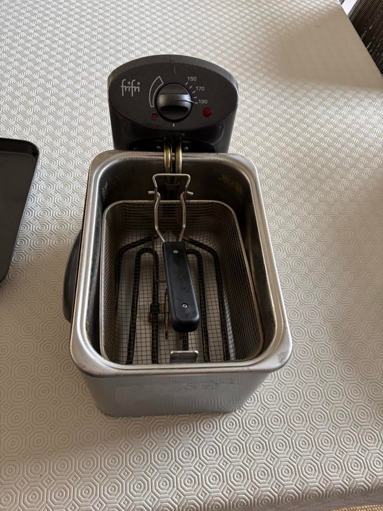 Friteuse, Frifri, zo goed als nieuw, Elektronische apparatuur, 3 tot 4 liter, Ophalen, Zo goed als nieuw, Uitneembare binnenpan