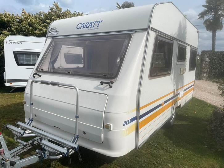 Propere, mooie caravan chateau Caratt, Caravans en Kamperen, Caravans, Bedrijf, tot en met 4, Treinzit, Chateau, Vast bed, Fietsenrek