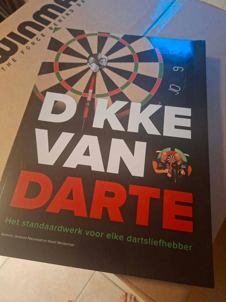 Win dit mooie dartsboek !, Sports & Fitness, Fléchettes, Neuf, Autres types, Enlèvement