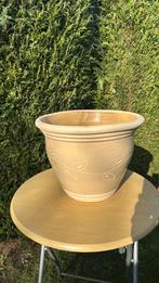 2 grote beige terracotta bloempotteneen diameter van 17 laag, Ophalen, Zo goed als nieuw