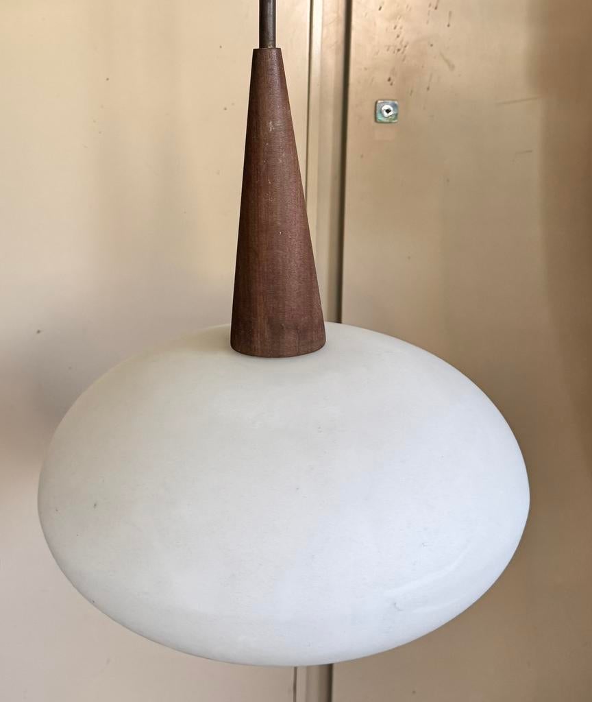 Lampe suspendue vintage en opaline et teck Louis Kalff, Enlèvement, Verre