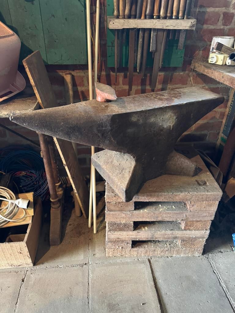 Aambeeld 215kg met doorn en voet, Antiek en Kunst, Antiek | Gereedschap en Instrumenten, Ophalen