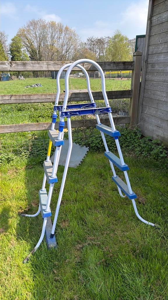 Zwembad ladder - gratis, Tuin en Terras, Ophalen, Zo goed als nieuw, Ladder