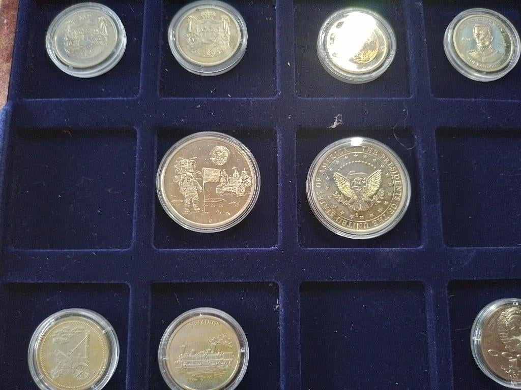 9 jetons dans un étui en bois, Timbres & Monnaies, Pièces & Médailles, Enlèvement ou Envoi