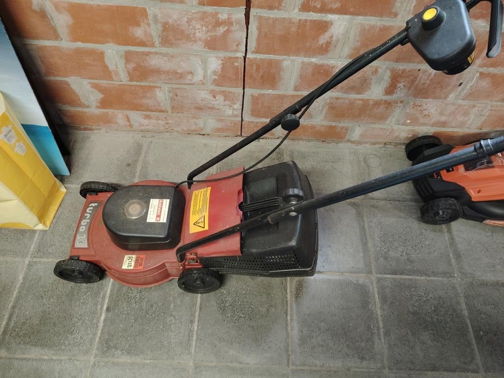 Grasmachine in werkende staat, Cirkelmaaier, Ophalen, Elektrische grasmaaier