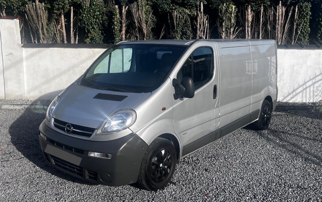 Opel Vivaro 2.5d • Airco /Attelage de remorque • Cargo léger, Achat, Attache-remorque, Opel, Particulier