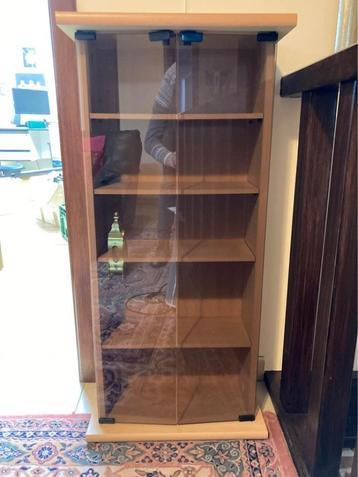 Armoire à cd en bois avec portes vitrées disponible aux enchères