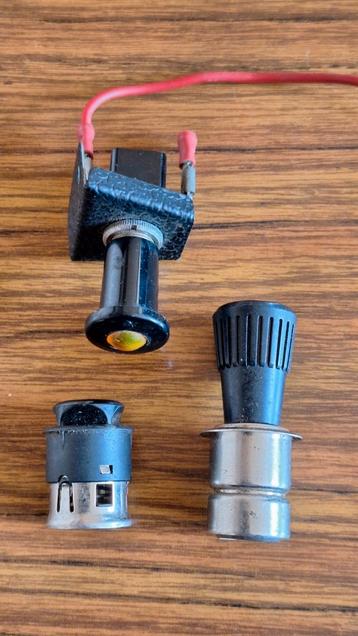 Oldtimer auto trek schakelaar dashboard of cigaret aansteker beschikbaar voor biedingen