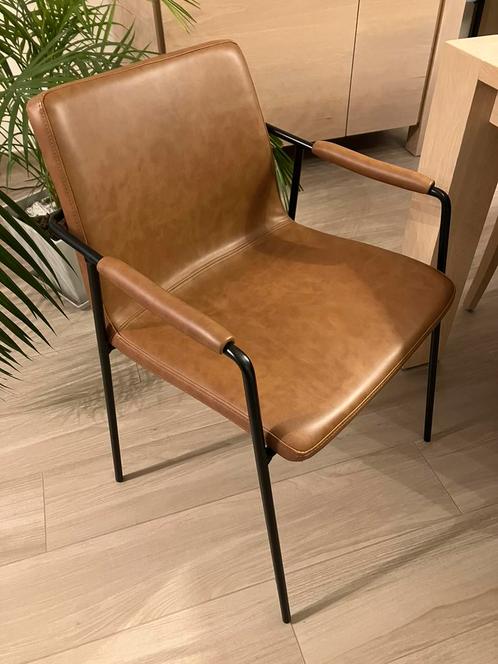 2 stoelen te koop - bruin/cognac - zwart onderstel, Huis en Inrichting, Stoelen, Zo goed als nieuw, Metaal, Zwart, Ophalen