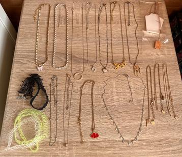 Verschillende halskettingen en chokers beschikbaar voor biedingen