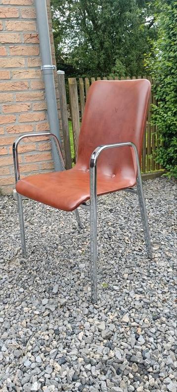 6 chaise vintage . 60/70 disponible aux enchères