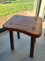 Tabouret de ferme en chêne massif. 4 pieds.Tres bon état, Enlèvement