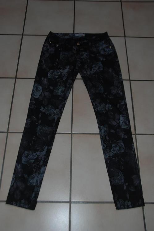 Zwarte bloemenjeans Skinny fit T42 Zeer goed!, Kleding | Dames, Spijkerbroeken en Jeans, Zo goed als nieuw, W33 - W36 (confectie 42/44)