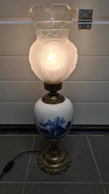 Antieke lamp met blauwe tekening