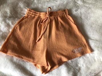 Oranje short Guts & Gusto maat M beschikbaar voor biedingen