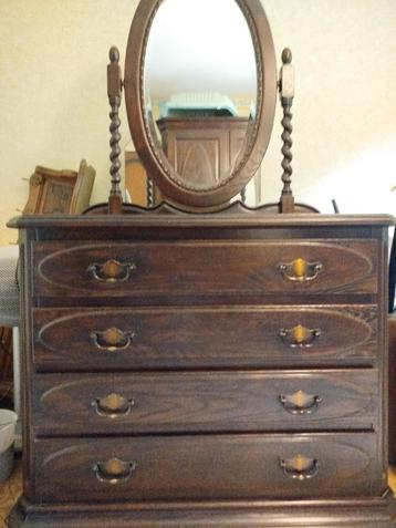Antieke commode met spiegel  beschikbaar voor biedingen