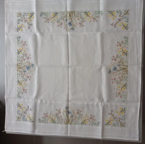 Nappe : fleurs sauvages, Maison & Meubles, Nappes, Neuf, Carré, Enlèvement ou Envoi