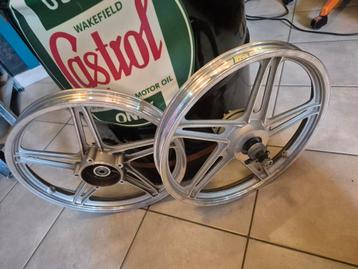 Pièces neuves pour Peugeot 103 beschikbaar voor biedingen