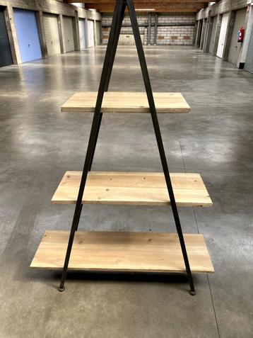 étagère pyramide beschikbaar voor biedingen