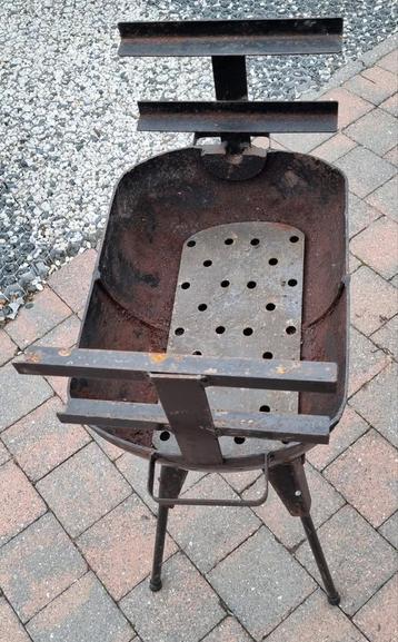 Kleine gietijzeren barbecue met grill beschikbaar voor biedingen
