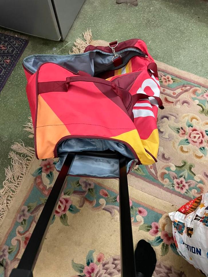 Chariot Tupperware, Bijoux, Sacs & Beauté, Sacs | Sacs de sport, Comme neuf, Enfants unisexe, Enlèvement