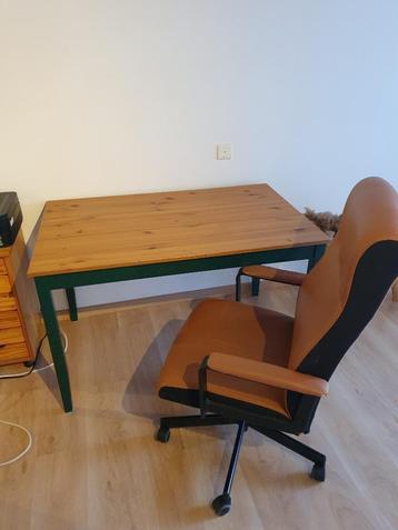 Bureau + stoel beschikbaar voor biedingen
