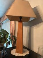 Lampenkap op moderne houten staander, Huis en Inrichting, Lampen | Tafellampen, Ophalen of Verzenden, Zo goed als nieuw, 50 tot 75 cm