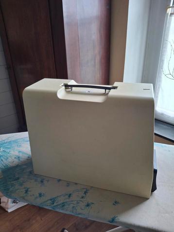 SINGER naaimachine model 7104 beschikbaar voor biedingen